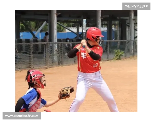 垒球文化展示区亮相北京社区，图文实物展现运动历史